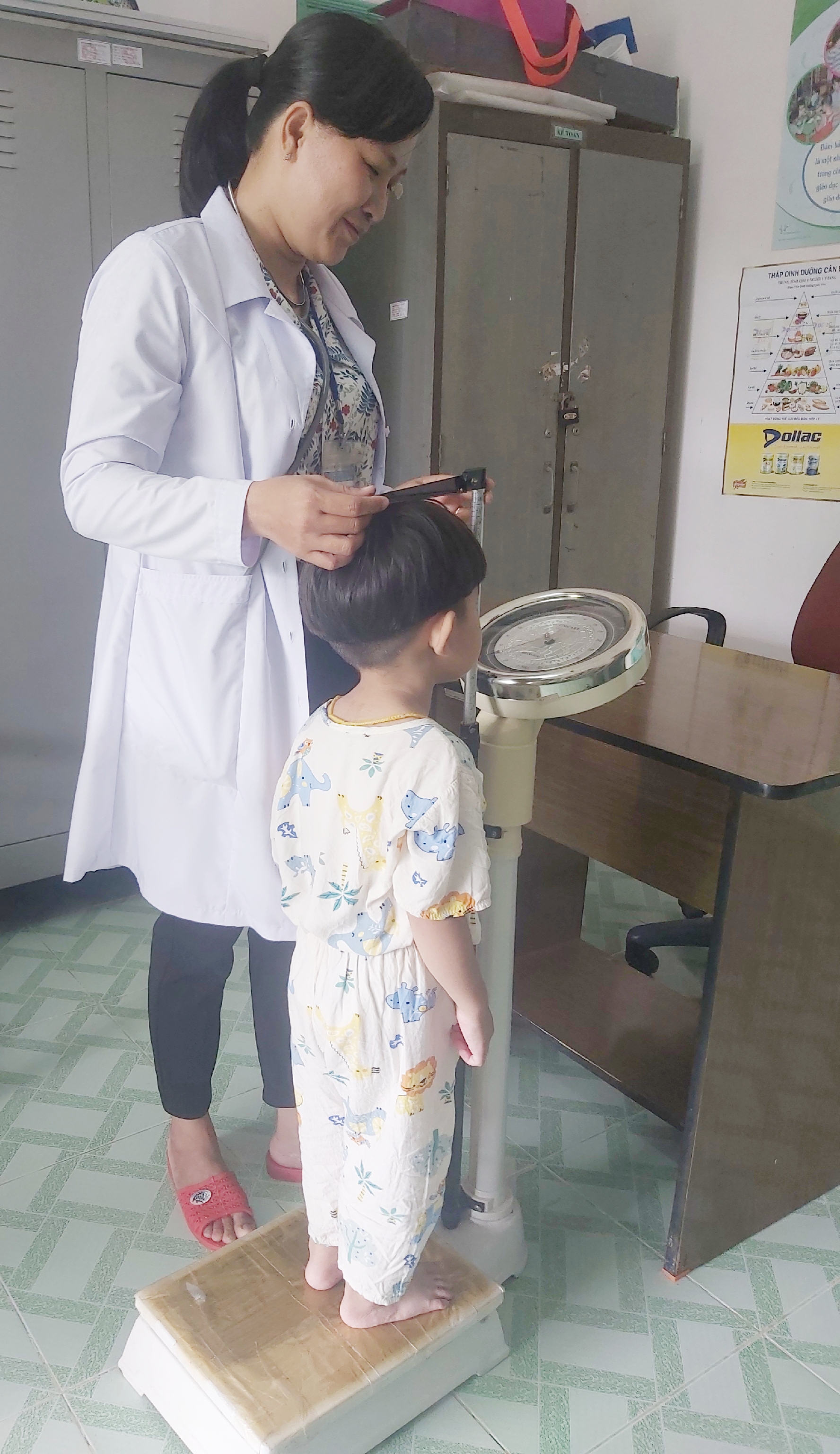 Trẻ được cân đo