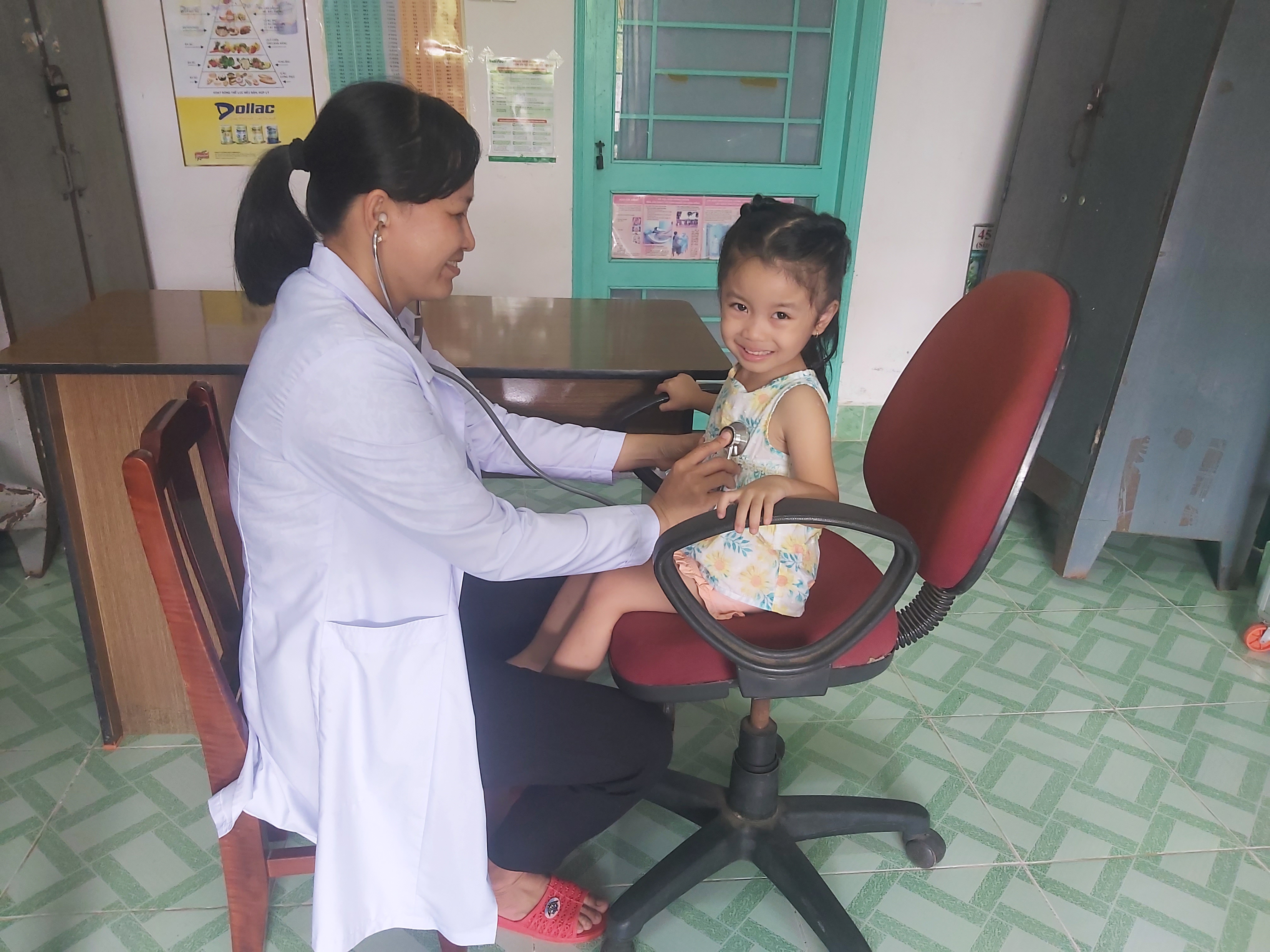 Trẻ được khám và theo dõi sức khỏe