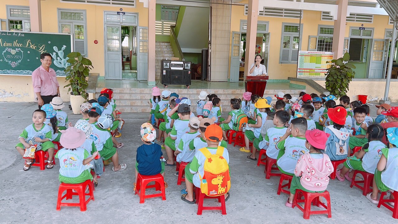 Các cháu đi tham quan trường Tiểu Học
