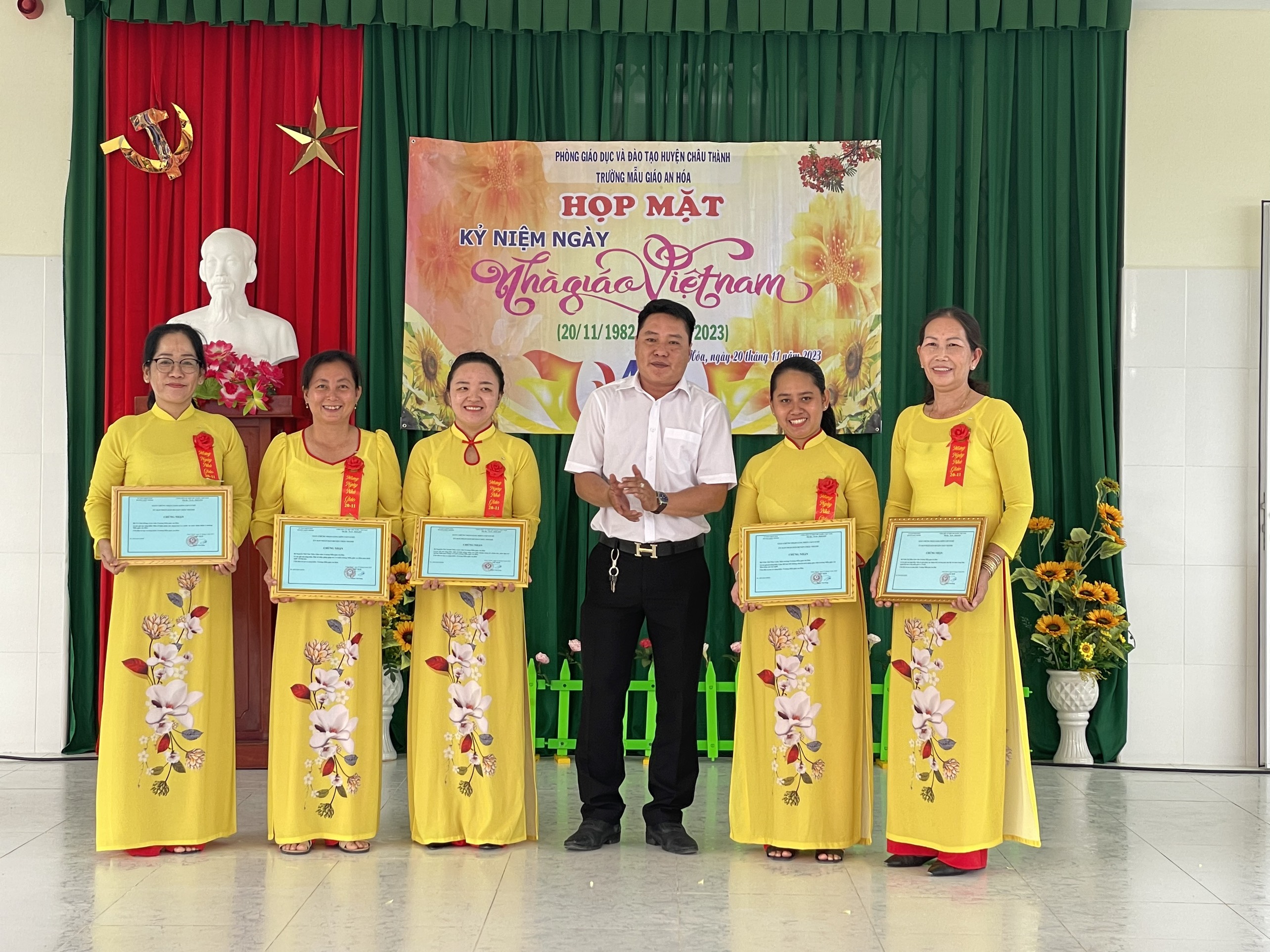 Họp mặt kỷ niệm Ngày Nhà giáo Việt Nam 20 / 11/ 2023